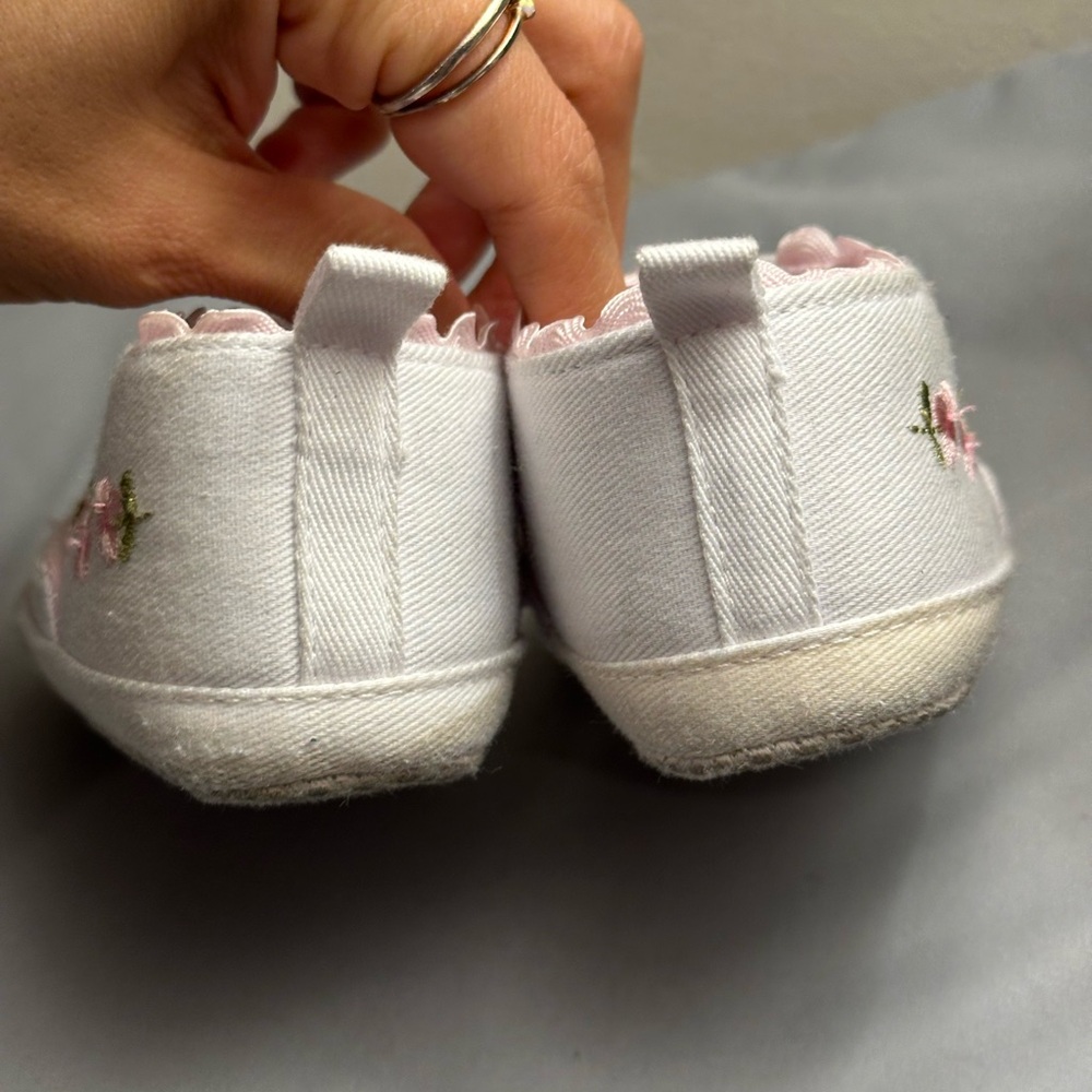 🌺 BUNDLE OF 4 ITEMS FOR $20 🍒
Baby Walker Shoes with Floral Design - Picture 6 of 11